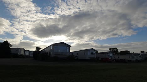 Zeitraffer-Sonnenuntergangwolken,-Die-Sich-über-Dem-Walisischen-Statischen-Caravan-Campingplatz-Resort-Verändern