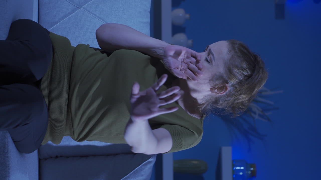 video vertical de una mujer mirando a la cámara con ojos cobardes.