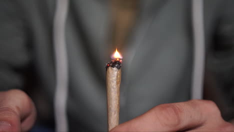 Nahaufnahme-Von-Händen,-Die-Einen-Hash-Joint-Mit-Schwebender-Flamme-Anzünden,-Bokeh