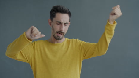 el hombre bailando.