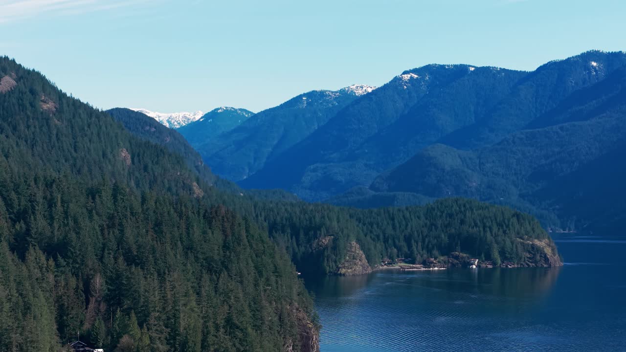 A scenic shot of the view of the mountains in North Vancouver under a clear sunny day