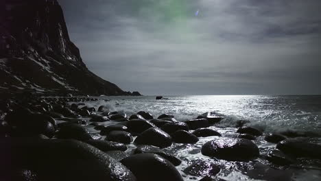 挪威烏塔克萊夫海灘 (utakleiv beach) 的氣氛憂鬱,海浪滾過洛福<unk>群島的岩石