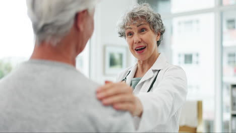 médico sénior, sonrisa y mujer paciente de confort