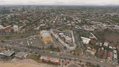 Antena-De-Drones-Sobre-St-Kilda-Road-En-Melbourne-Que-Muestra-El-Parque-Luna