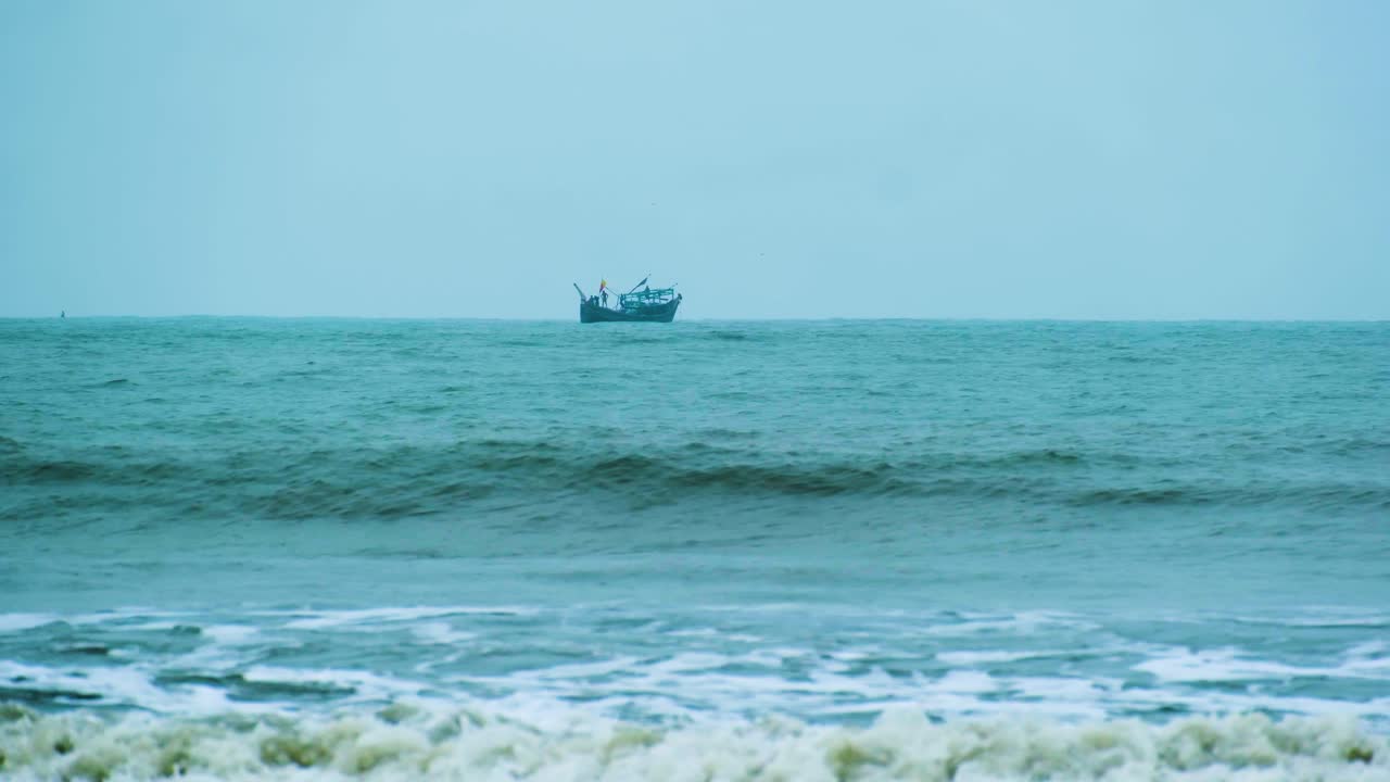 물결 이 높은 바다 에서 항해 하는 시 트롤러 와 전면 에 물결 이 어지고 있다