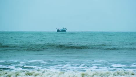 Fischkutter,-Der-Bei-Flut-Im-Meer-Navigiert,-Mit-Plätschernden-Wellen-Im-Vordergrund