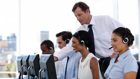 hombre de negocios explicando el trabajo a sus empleados