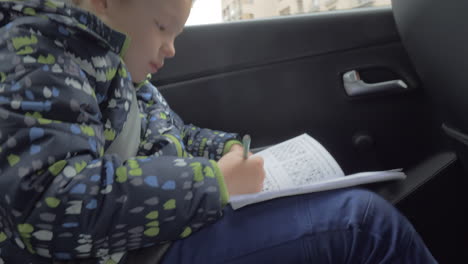 niño resolviendo rompecabezas de ajedrez en el coche