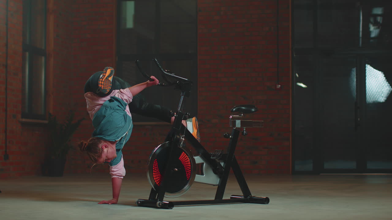 chica atlética realizando ejercicios de estiramiento aeróbico y ejercicios de cuerda en bicicleta estacionaria