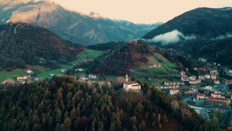 imágenes aéreas de una pequeña ciudad entre los alpes italianos