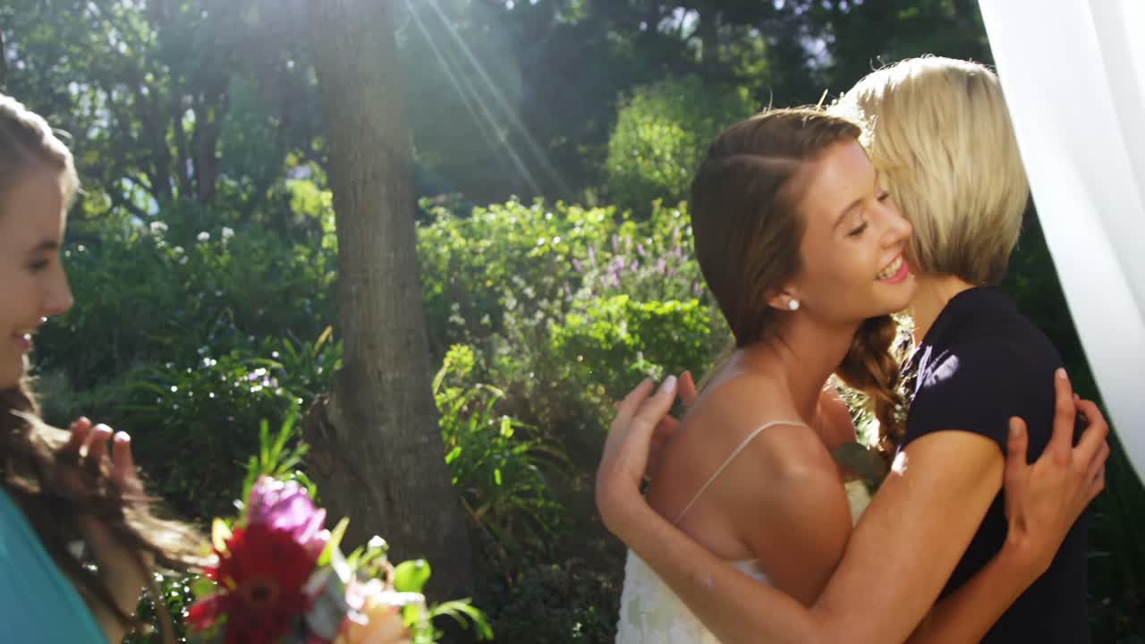 la novia abrazando a su madre felizmente 4k 4k