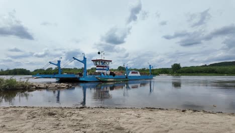 Schwimmendes-Lastkahn-Für-Den-Transport-Von-Personen-Und-Autos-Auf-Der-Weichsel-In-Polen