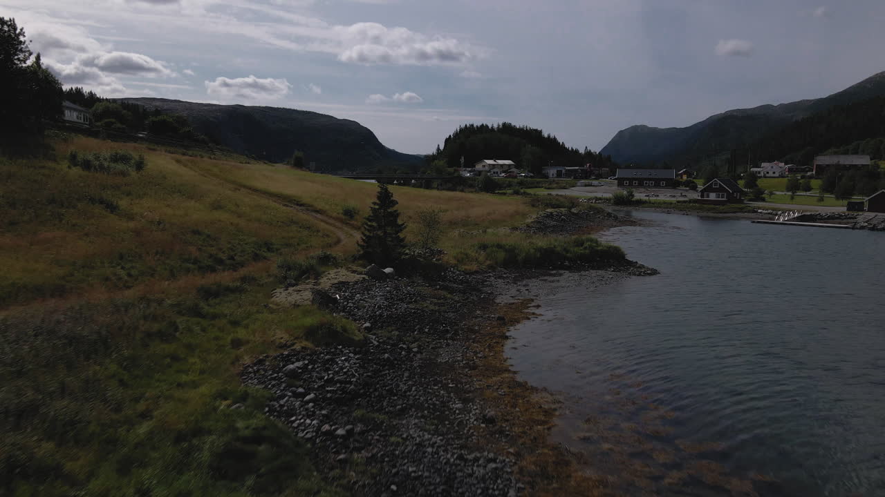 Norsk bådhus og anløbsbro ved fjorden i Nordland, Norge. Droneoptagelse.