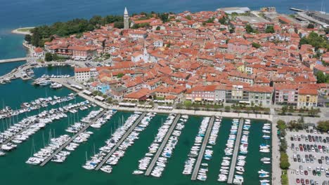 vista aérea de la ciudad costera de izola en eslovenia con marina y st