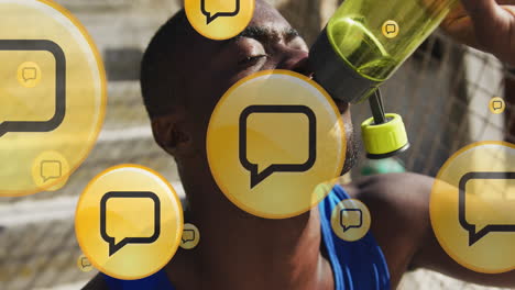 animación de iconas de cajas de mensajes, atleta afroamericano cansado bebiendo agua después del entrenamiento