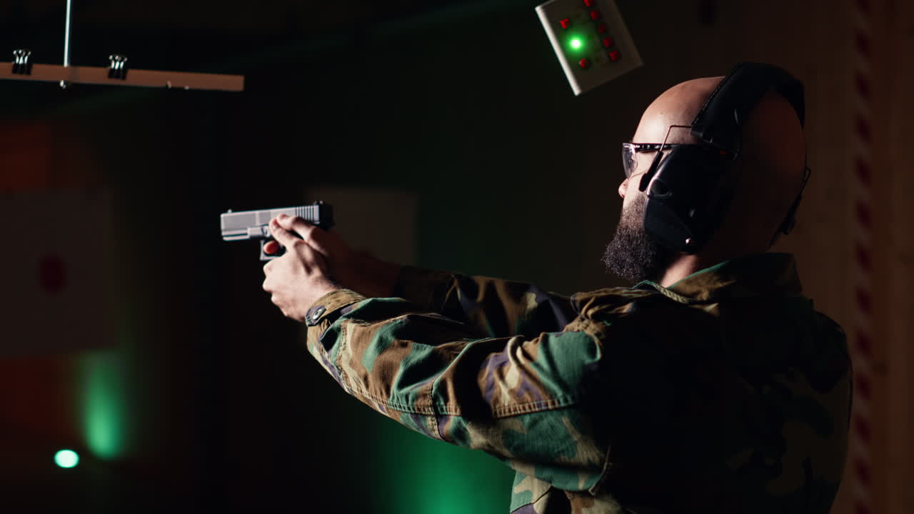 retrato de un alegre aficionado a las armas de fuego disparando un arma de fuego letal