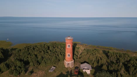 Vuelo-Estático-De-Drones-Aéreos-Sobre-El-Antiguo-Faro-De-Lugar-Perdido-En-La-Costa-Del-Mar-Báltico---Lado-Rural-De-Estonia-En-Europa---Sobrevuelo-De-Helicóptero-Natural-Que-Establece-El-Disparo-Verano-2022---Vista-De-Pájaro