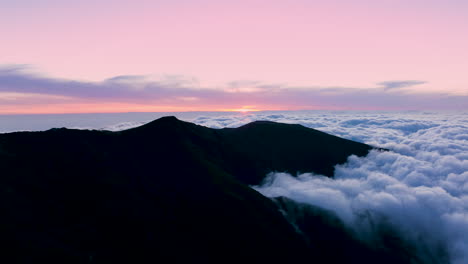 Drohnen-Hyperlapse-über-Wolken-Bei-Sonnenuntergang---Merkwürdige-Wolkenbewegung-Um-Den-Berg