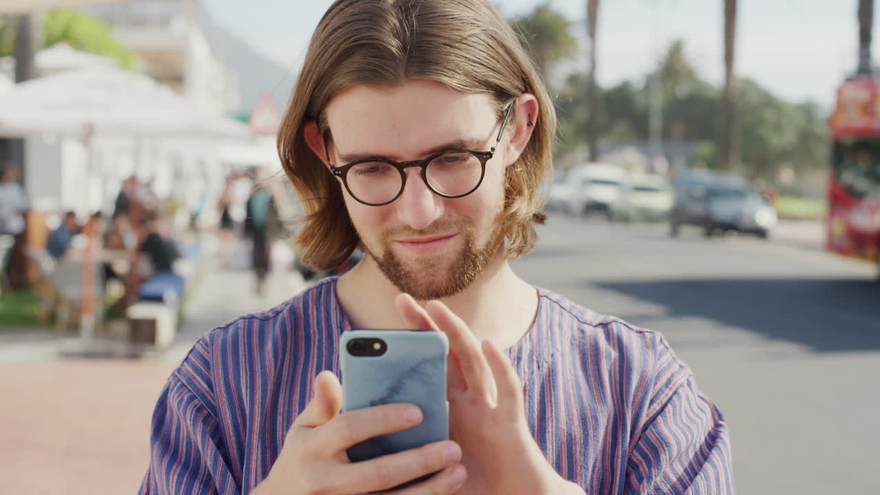 teléfono, gps y viajar con un turista hombre