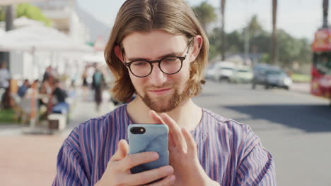 teléfono, gps y viajar con un turista hombre