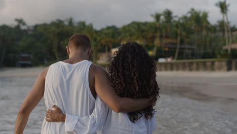 Linda-Pareja-Caminando-Por-La-Playa