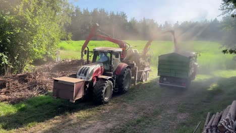 encuadernador ocupado en el campo triturando árboles cubiertos y rotos