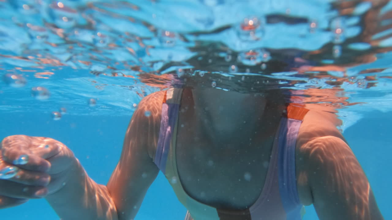 작은 수영장에서 물 에서 수영하는 소녀