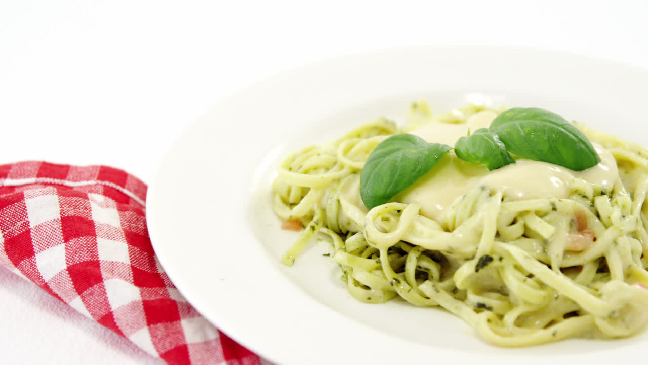 접시 에 요리 된 파스타