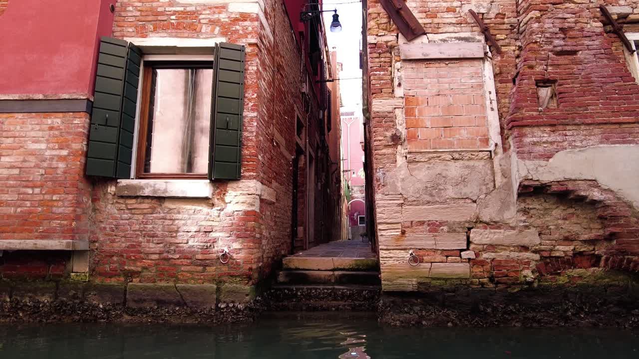 Antiche case tradizionali veneziane in mattoni nella città di Venezia, Italia