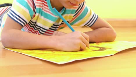 un niño pequeño dibujando en un papel