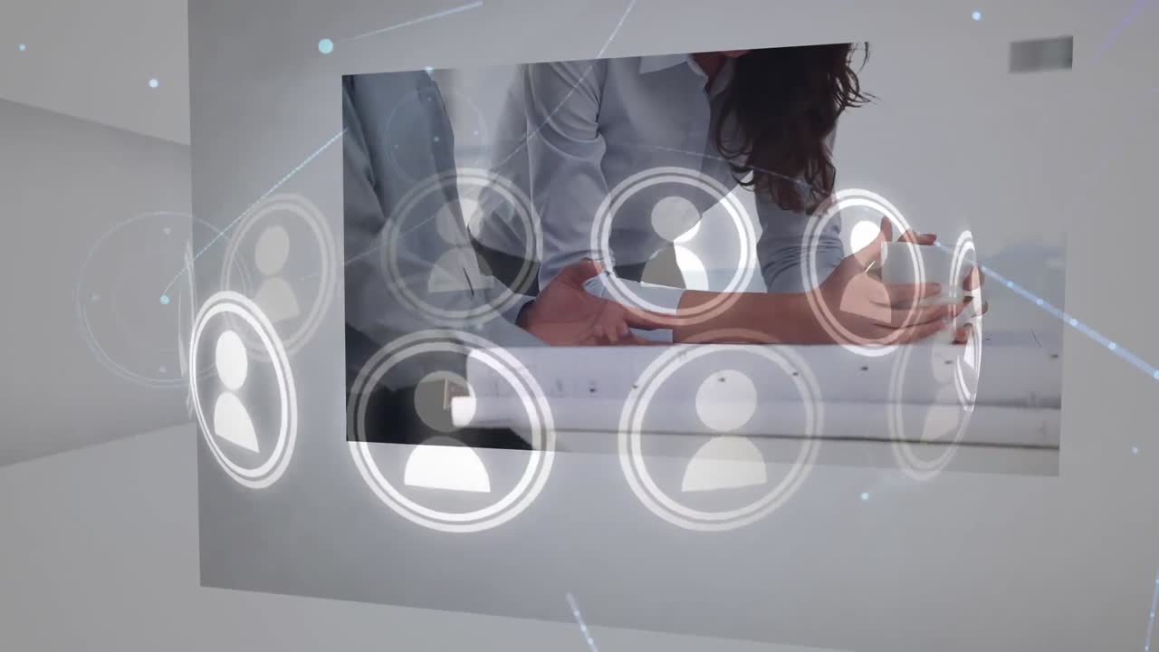 animación de iconos que giran sobre diversos empresarios en las pantallas sobre el espacio en blanco