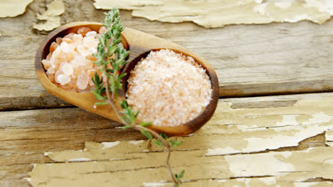 Himalayan-salt-with-rosemary-in-wooden-bowl-4k