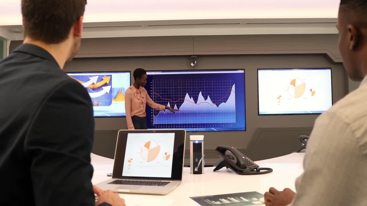 colegas de negocios discutiendo sobre el gráfico 4k