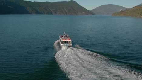 paseo en barco por correo en marlborough sounds, nueva zelanda - drone aéreo