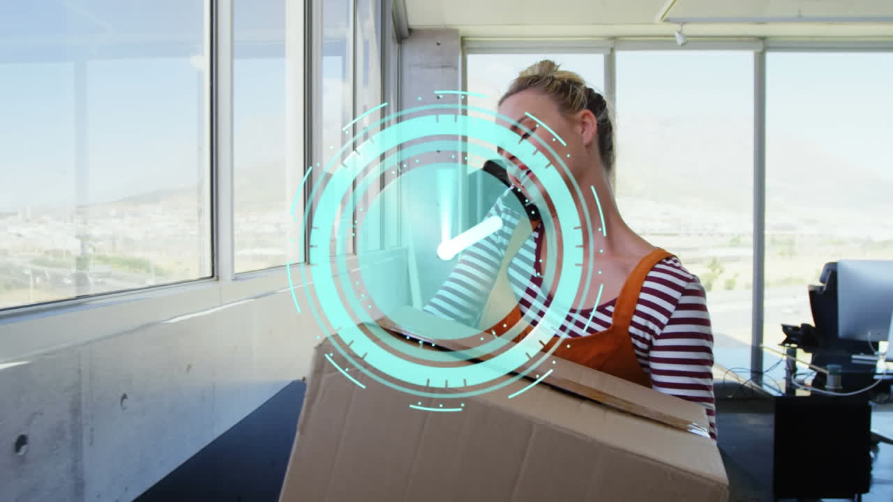 사무실에서 스마트폰을 사용하여 상자를 들고 있는 사업가 여성 위에 빠르게 움직이는 시계의 애니메이션