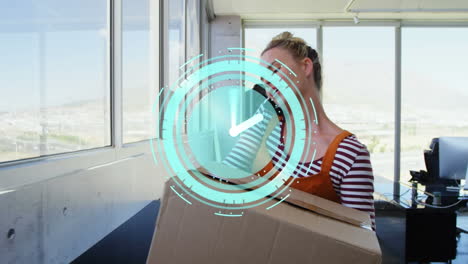 animación de un reloj moviéndose rápidamente sobre una mujer de negocios que lleva una caja usando un teléfono inteligente en la oficina