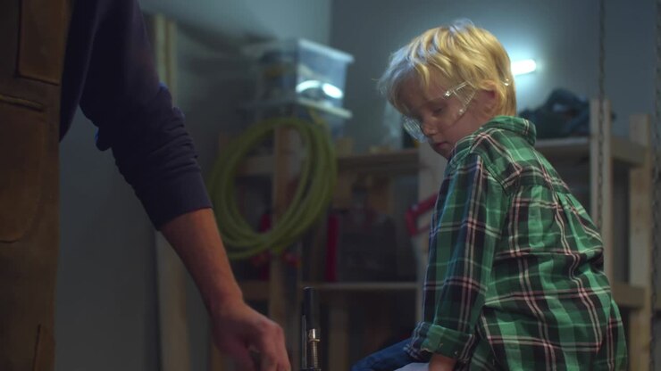 Papà e figlio lavorano in garage durante l'isolamento