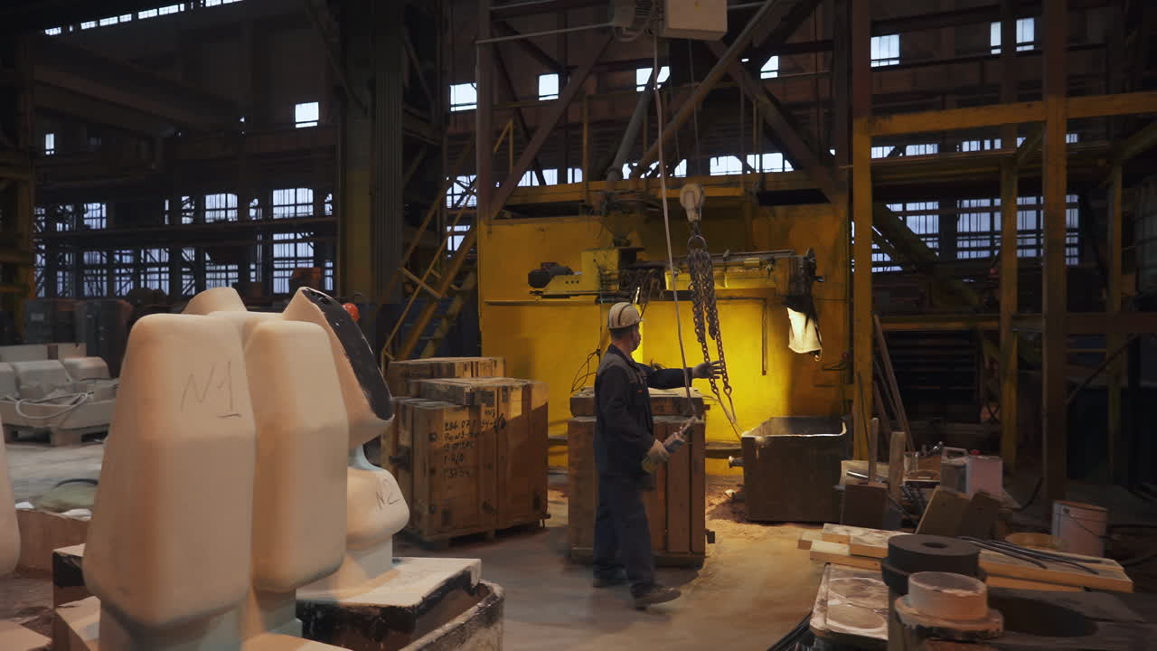 процесс литья металла на заводе