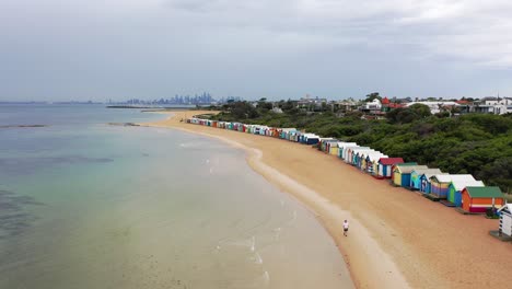 Imágenes-De-Aviones-No-Tripulados-En-La-Playa-De-Brighton-Sobre-Casas-De-Playa-Coloridas---82-Cajas-De-Baño-Distintivas-Port-Phillip-Bay-Melbourne-Victoria-Australia