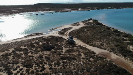 Conducción-En-4x4-Por-La-Costa-Junto-Al-Mar,-Aguas-Turquesas,-Desierto,-Drone-4k,-Australia