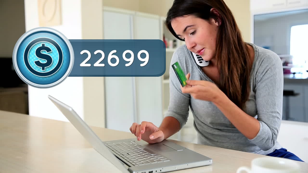 mujer hablando por teléfono mientras usa una computadora portátil