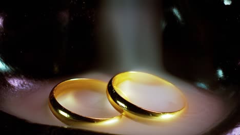 anillo de bodas y humo