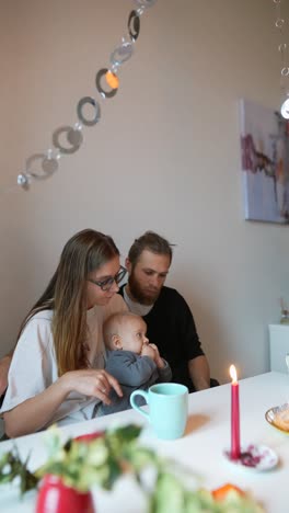 familia celebrando con un bebé