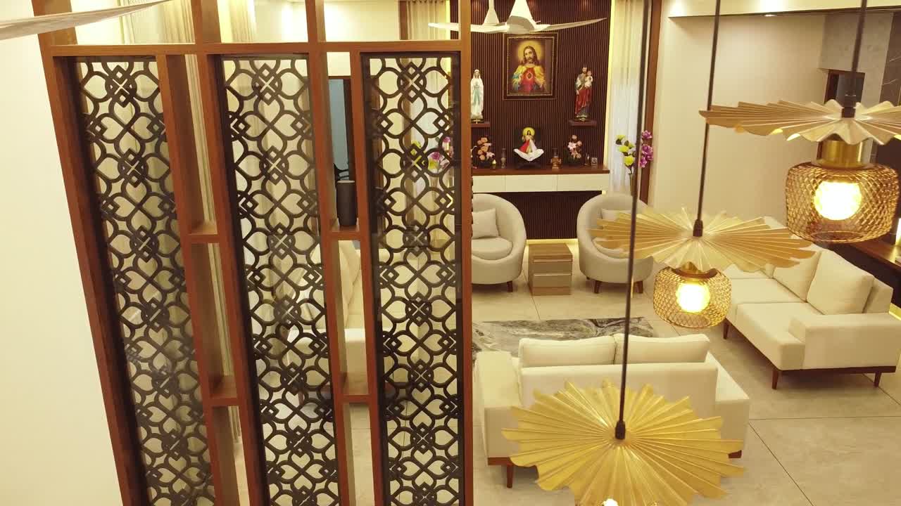 Interior elegante de casa indiana com sofás bege modernos, cadeiras redondas, decoração de madeira, espaço de oração, iluminação aconchegante e design elegante de sala de estar. Estilo de vida confortável, espiritual e contemporâneo