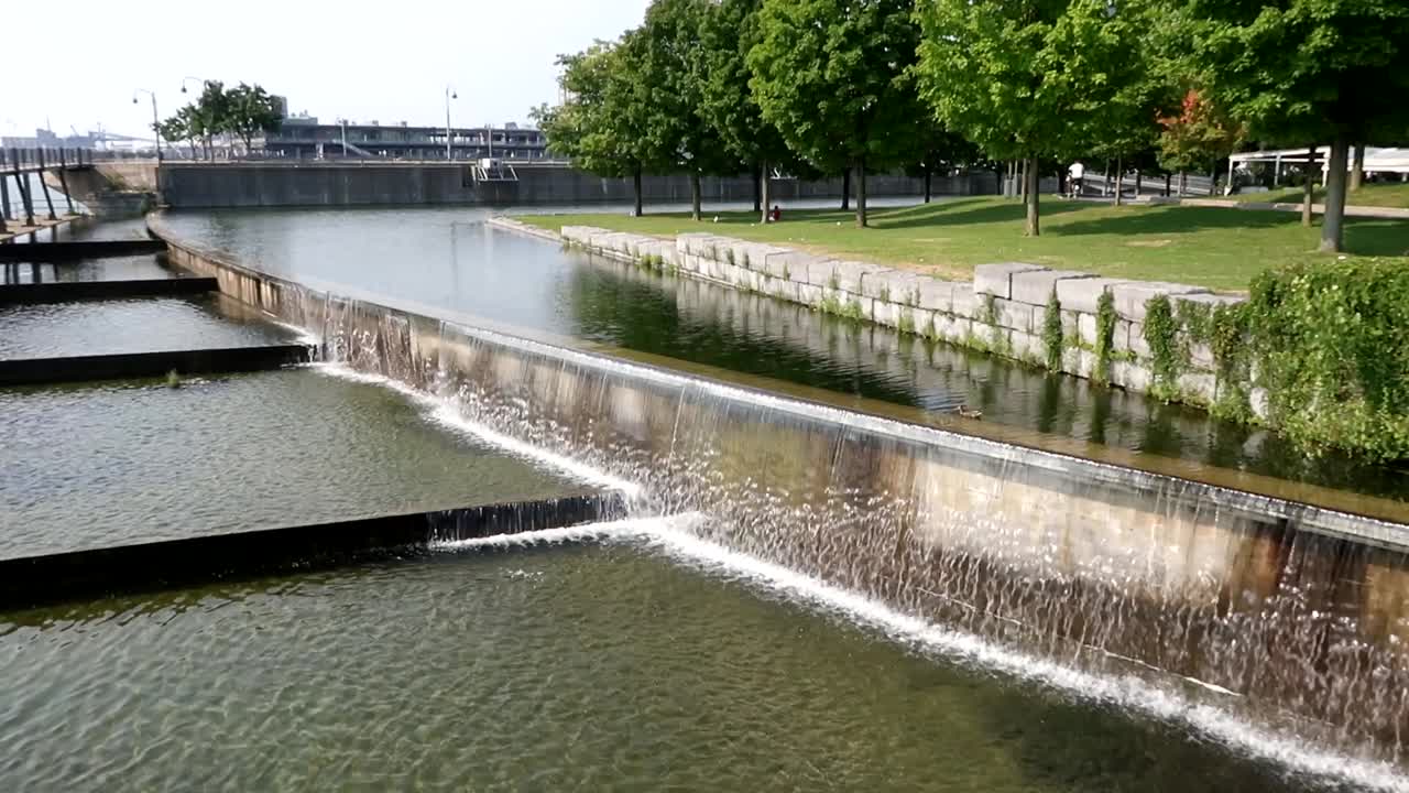 tomada durante un viaje en agosto de 2018 por el río en montreal, quebec