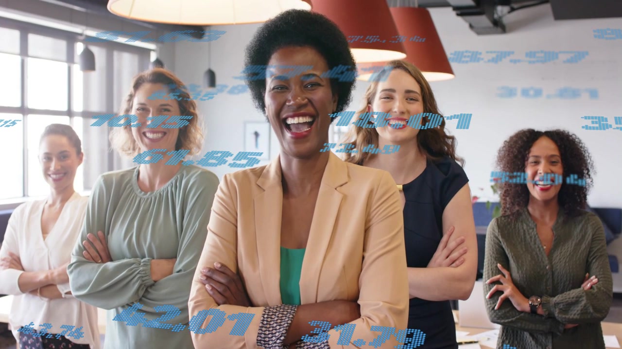 Donna leader che ride mentre lo zoom della telecamera fa posare il team aziendale, con numeri blu che si muovono sul team