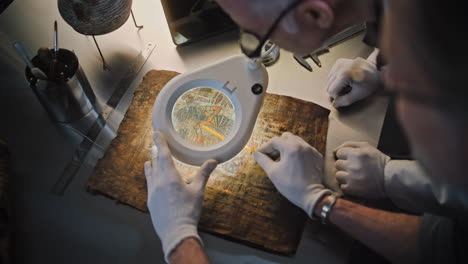 arqueólogos examinando un antiguo papiro egipcio
