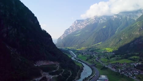 Paisaje-Urbano-Suizo-Con-Imponentes-Colinas-Forestales-A-Lo-Largo-Del-Lago-De-Lugano-En-El-Cantón-Italiano-De-Ticino,-En-El-Sur-De-Suiza