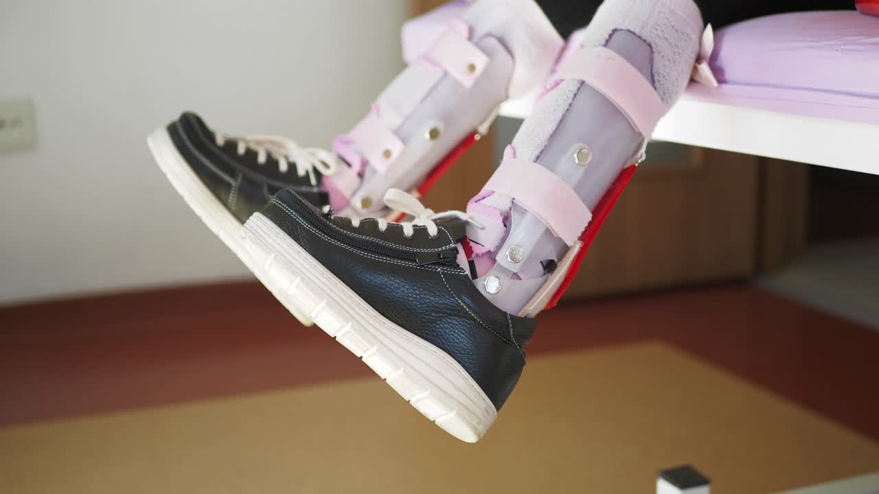 발목 브레이크와 신발을 입은 어린이