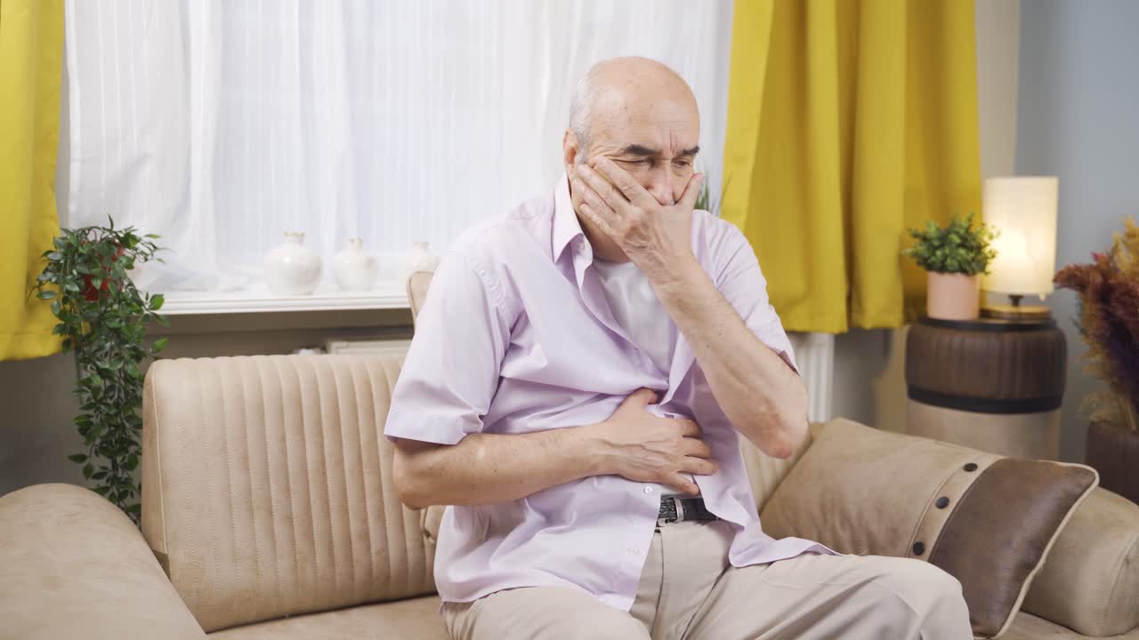 un anciano con náuseas.